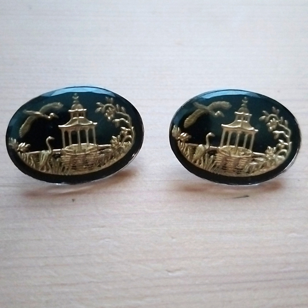 Vtg. Japanese Garden Reversed Painted Black w/ gold tone oval pierced earrings